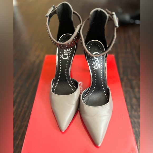 Gray Pointy Toe heels with think ankle strap. - Picture 1 of 9